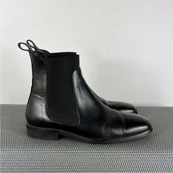 Everlane Shoes - Everlane black leather slip on back pull tab chelsea boots women’s size 7